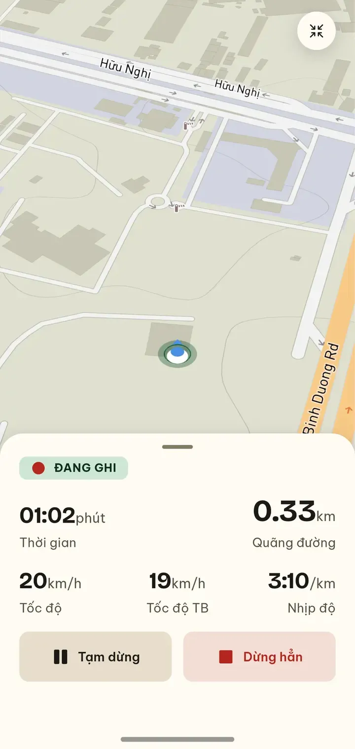 Màn ghi hành trình trong app Dấu Mốc, hiện thời gian, quãng đường, tốc độ và nhịp độ