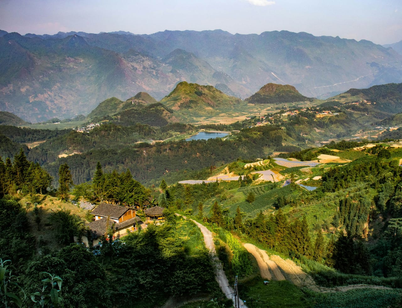 Thung lũng và con đường nhỏ giữa núi non trùng điệp ở Hà Giang
